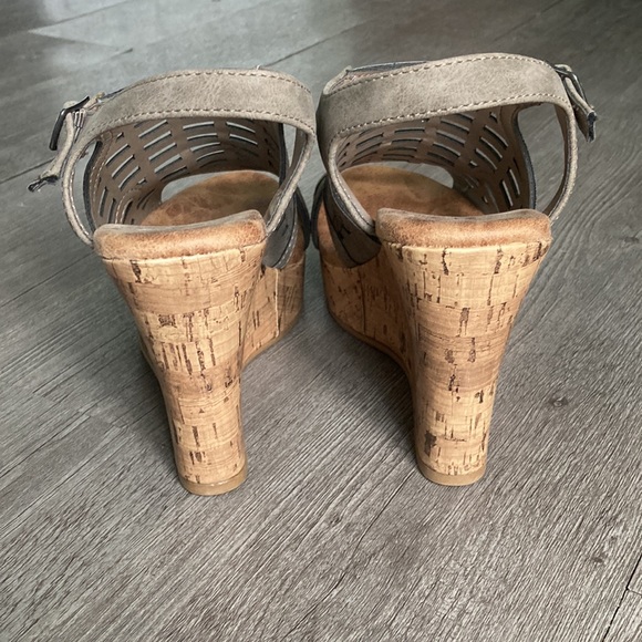 🎉HP🎉Like New Maurices Woman’s Francie Gray Strappy Cork Wedge Heels - Picture 8 of 9